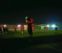 九州娱乐官网-顶级球员演绎激情足球，赛场风云再现(足球顶级后卫的球员)